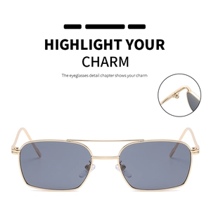 Détail de lunettes de soleil carrées dorées avec charnière et design à double pont