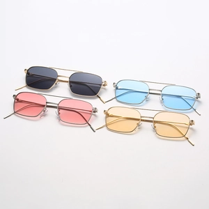 Lunettes de soleil carrées en métal avec double pont et verres multicolores