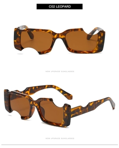 Détail des lunettes de soleil carrées léopard avec une monture asymétrique et encoches