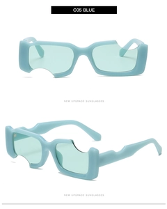 Vue détaillée des lunettes de soleil bleu clair C05 avec monture géométrique asymétrique