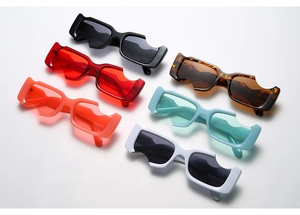 Détails de lunettes de soleil carrées irrégulières avec montures asymétriques colorées