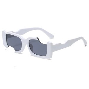 Lunettes de soleil carrées tendance avec monture blanche ondulée et verres gris foncés
