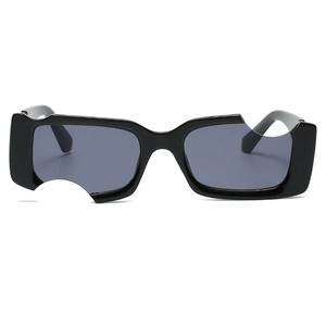 Lunettes de soleil noires irrégulières avec découpes météore et verres gris foncé