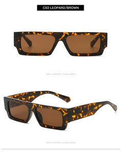 Vue détaillée de lunettes de soleil carrées léopard avec verres bruns sous deux angles