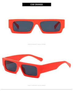 Détail de lunettes de soleil carrées orange avec branches larges rétro et verres UV