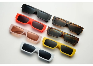 Vue à plat de lunettes de soleil rectangulaires rétro en plusieurs couleurs dont l'écaille