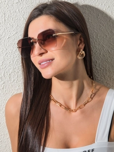 Lunettes de soleil sans monture avec collier à maillons dorés et boucles d'oreilles