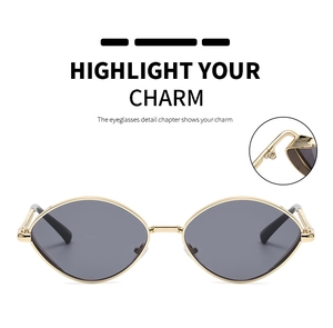 Détail des charnières métalliques de lunettes de soleil ovales aux verres gris losanges