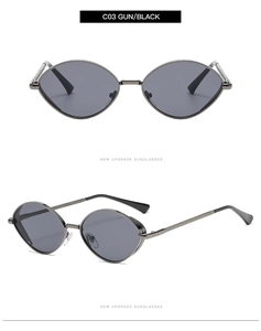 Détail de lunettes de soleil gris fusil avec branches texturées et verres noirs