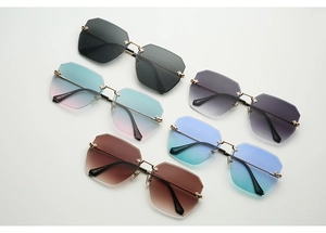Vue détaillée des lunettes de soleil sans monture avec charnières pétales et verres dégradés