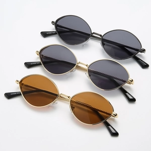 Lunettes de soleil ovales vintage avec monture en métal fin et branches texturées
