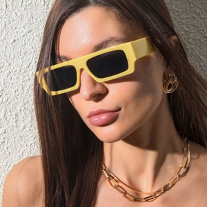 Lunettes de soleil carrées jaunes à la mode avec collier chaîne dorée style urbain
