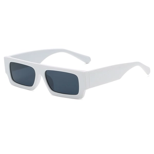 Lunettes de soleil rétro blanches rectangulaires avec monture épaisse et verres noirs