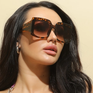 Gros plan de lunettes de soleil carrées oversize en écaille avec verres dégradés bruns