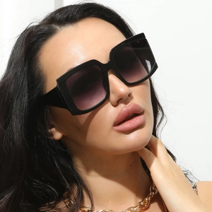 Gros plan de lunettes de soleil carrées surdimensionnées avec verres dégradés