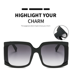 Détail de la monture de lunettes de soleil carrées noires avec verres dégradés et charnière