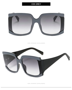 Vue verticale de lunettes de soleil carrées grises avec verres dégradés