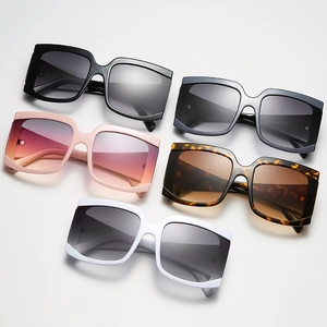 Lunettes de soleil carrées rétro oversize en noir, blanc et motif écaille de tortue