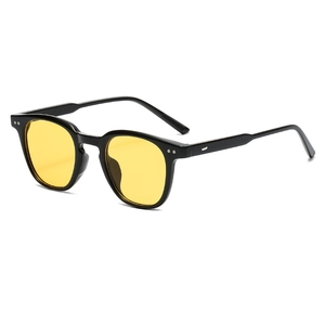 Lunettes de soleil rétro rondes, monture noire, verres jaunes et rivets argent