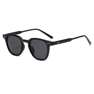 Détails de lunettes de soleil rondes noires avec rivets argentés et verres gris foncé