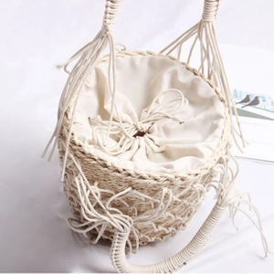 Sac seau en paille beige avec doublure à cordon et franges bohèmes pour vacances à la plage