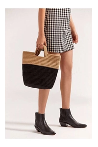 Détail d'un sac cabas bicolore en paille tressée à la main avec texture contrastée