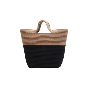 Sac fourre-tout bicolore fait main en paille tressée noir et beige pour les vacances