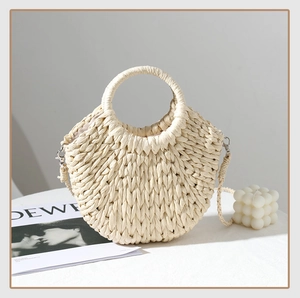 Dettaglio macro della borsa in paglia beige con trama di corda intrecciata spessa