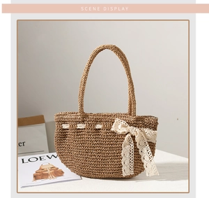 Détail du sac en paille tissé avec nœud en dentelle crème et poignée ronde robuste