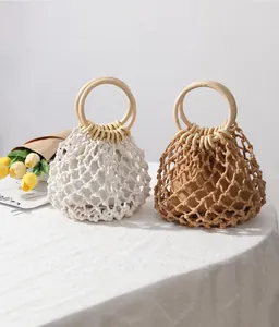 Detailansicht der hohlen geflochtenen Strandtasche mit rundem Holzgriff und Innenfutter