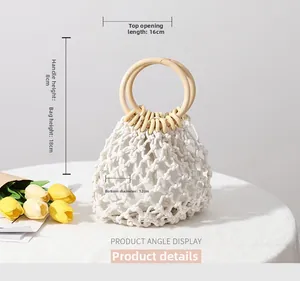 Detail der handgewebten Strohtasche mit rundem Holzgriff und Abmessungen