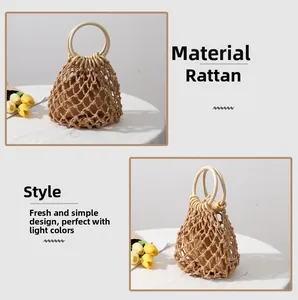 Detail der hohl gewebten Strohtasche mit rundem Holzgriff und Stoffinnenfutter