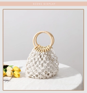 Detail der handgewebten Baumwolltasche mit runden Holzgriffen und Innenfutter aus Stoff