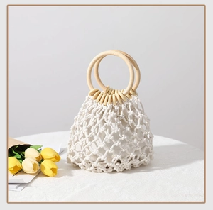 Detail der handgewebten Strandtasche mit runden Holzgriffen und Makramee-Netzstruktur