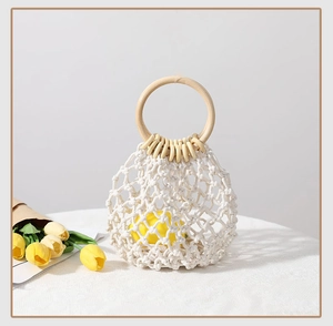 Detail einer handgewebten weißen Baumwolltasche mit rundem Holzgriff für Strand