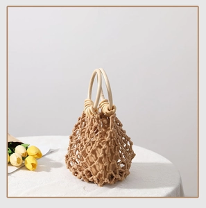 Detail der handgewebten Netztasche mit Holzgriff und Kordelzug-Innenfutter für Strand