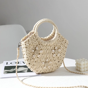 Borsa a tracolla in paglia fatta a mano con decoro di conchiglie e manico
