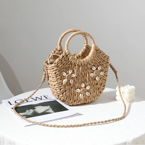 Borsa a tracolla semicircolare in paglia con fiori di conchiglia e fodera con coulisse