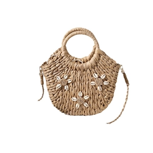 Borsa a tracolla semicircolare in paglia con fiori di conchiglia e manici in legno