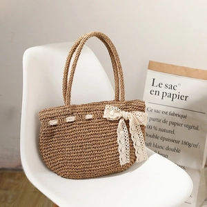 Sac à main artisanal en paille avec nœud en dentelle blanche pour la plage d'été