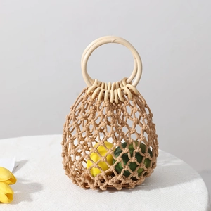 Handgefertigte Strohtasche mit runden Holzgriffen und khakifarbenem Netzdesign für den Strand