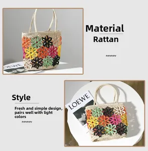 Detail einer handgefertigten Basttasche mit bunten Häkelblumen und hohlem Maschenmuster