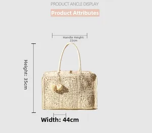 Dettaglio dimensioni della borsa in paglia beige con manico 22cm e larghezza 44cm
