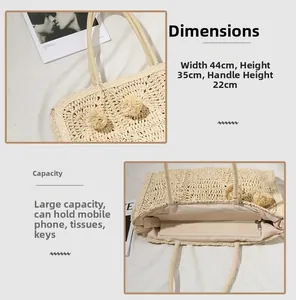Dettagli della borsa tote in paglia beige con pompon, fodera interna e tasca con cerniera