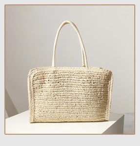 Trama dettagliata della borsa tote in paglia bianco sporco su un display minimalista