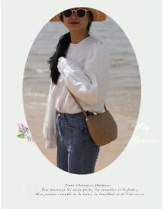 Borsa a tracolla in paglia intrecciata con camicia bianca e jeans per vacanze al mare