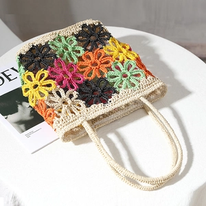Handgefertigte Häkel-Sommer-Einkaufstasche mit bunten Blumenmustern für den Strand