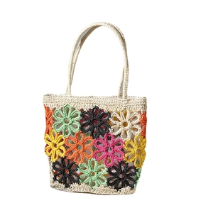 Handgefertigte Häkel-Strohtasche mit bunten Blumenmustern für Sommer und Strandurlaub