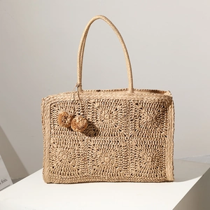 Borsa tote in paglia traforata fatta a mano con pompon e ampi spallacci