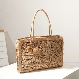 Borsa tote in paglia intrecciata a mano con motivi a girasole all'uncinetto e pompon